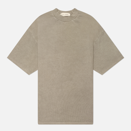 фото Женская футболка fear of god essentials signature 90's fit, цвет бежевый, размер l