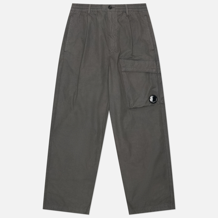 фото Мужские брюки c.p. company micro-reps boxy cargo lens garment dyed, цвет серый, размер 46
