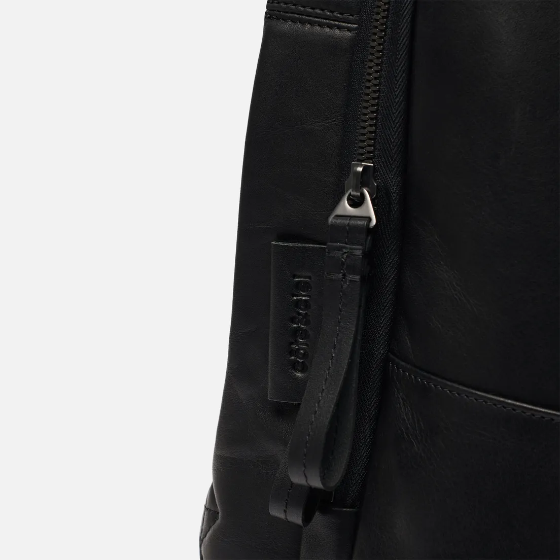 Cote&Ciel Рюкзак Isar Small Alias Cowhide Leather