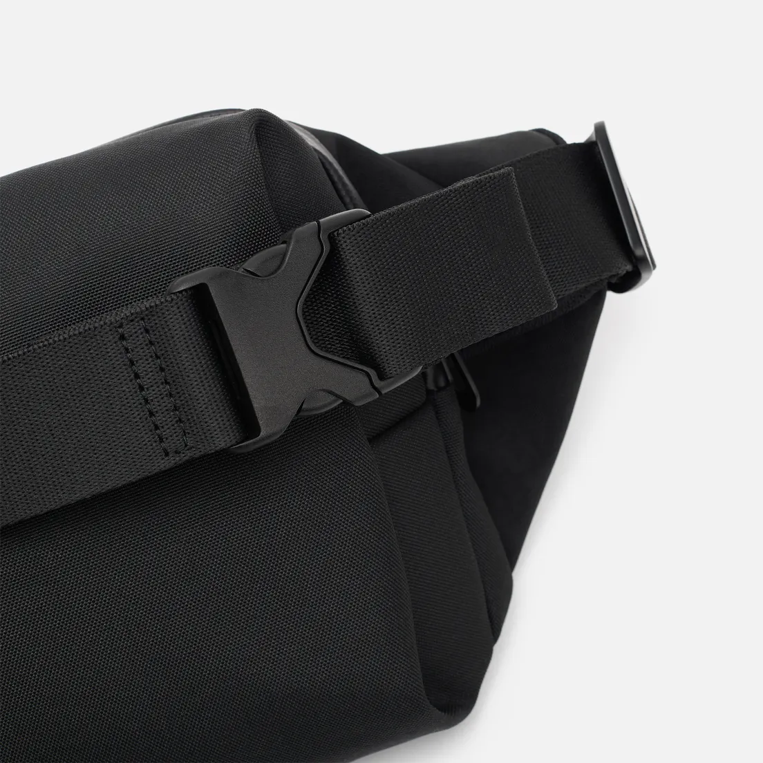 Cote&Ciel Сумка на пояс Isarau Small Round Carbon
