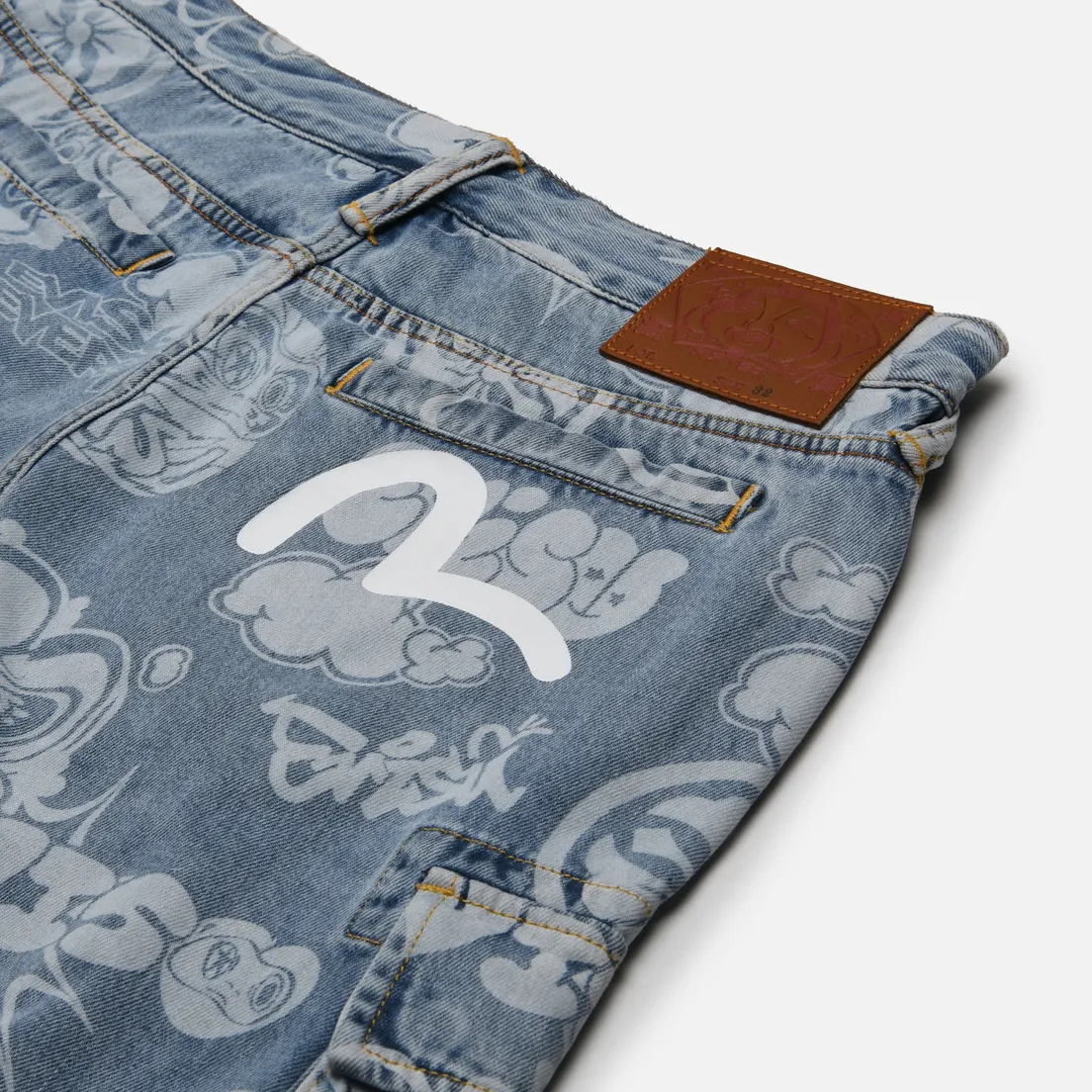 Evisu Мужские шорты Heritage Graffiti Daruma All Over Discharged Denim Cargo