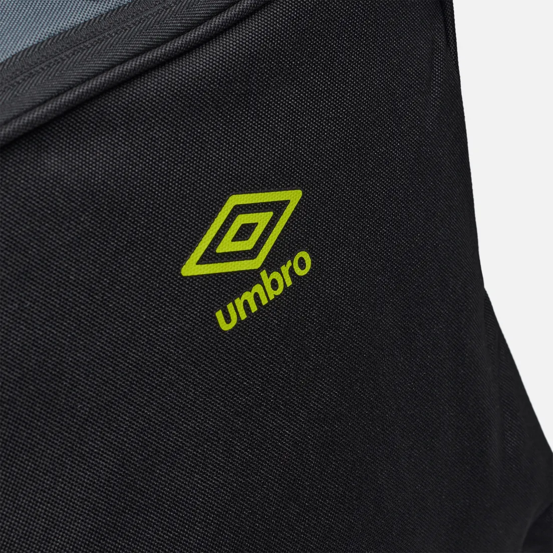 Umbro Дорожная сумка Pro Training 2.0 Medium Holdall