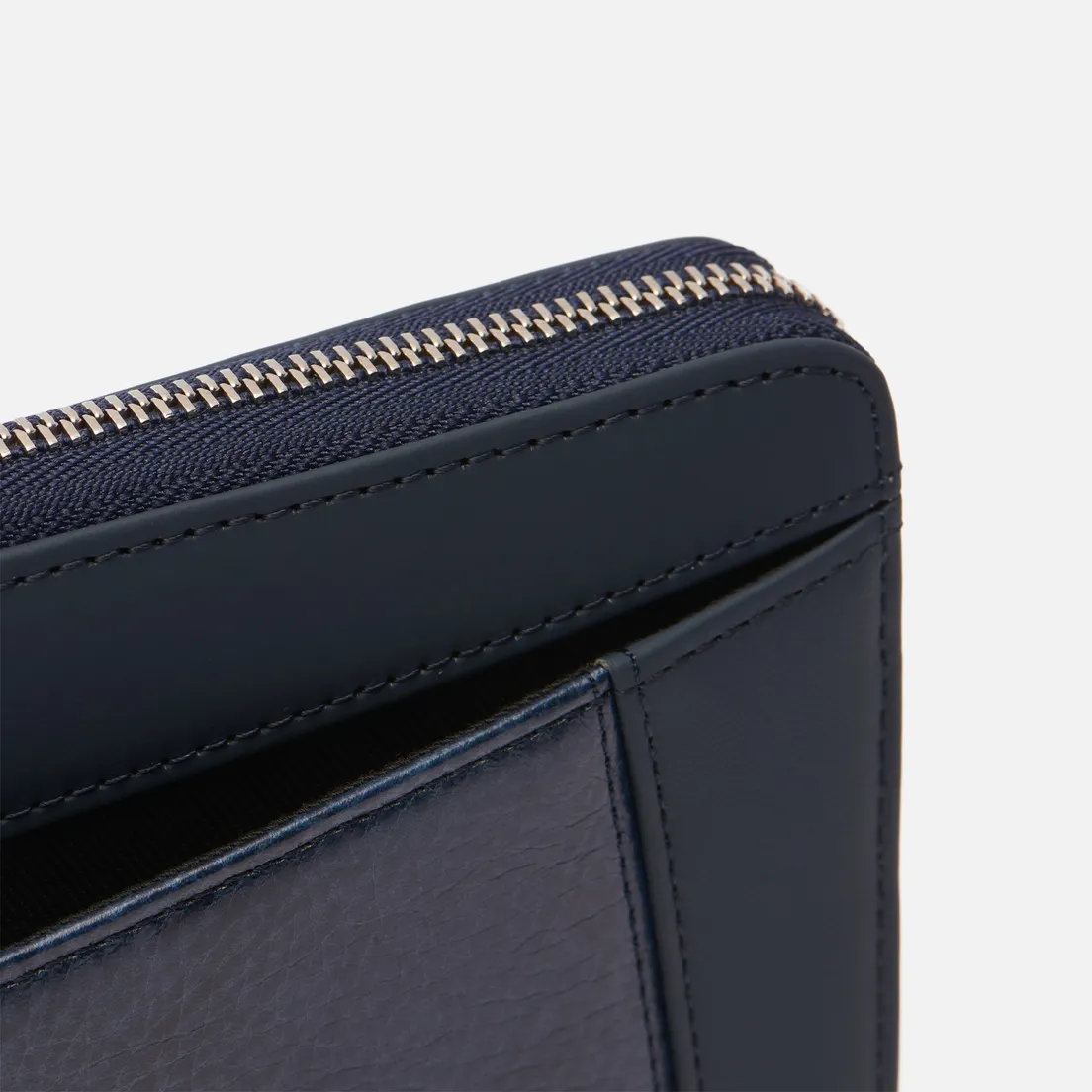 Master-piece Кошелек Essential Leather Round Zipper
