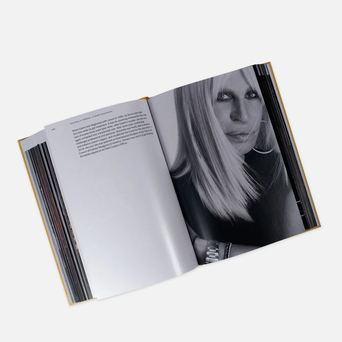 Thames & Hudson Книга Versace Catwalk: The Complete Collections