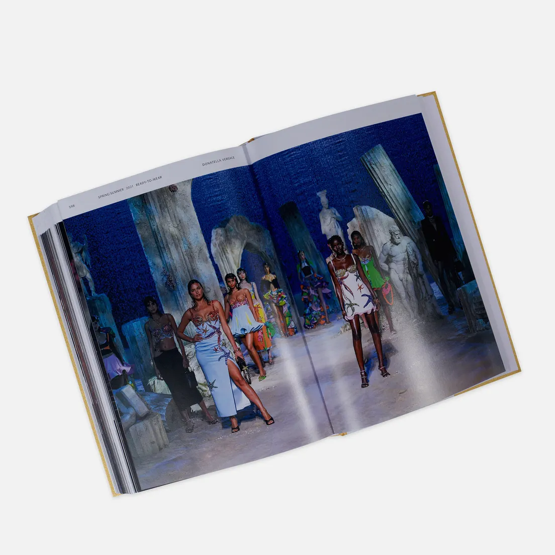 Thames & Hudson Книга Versace Catwalk: The Complete Collections