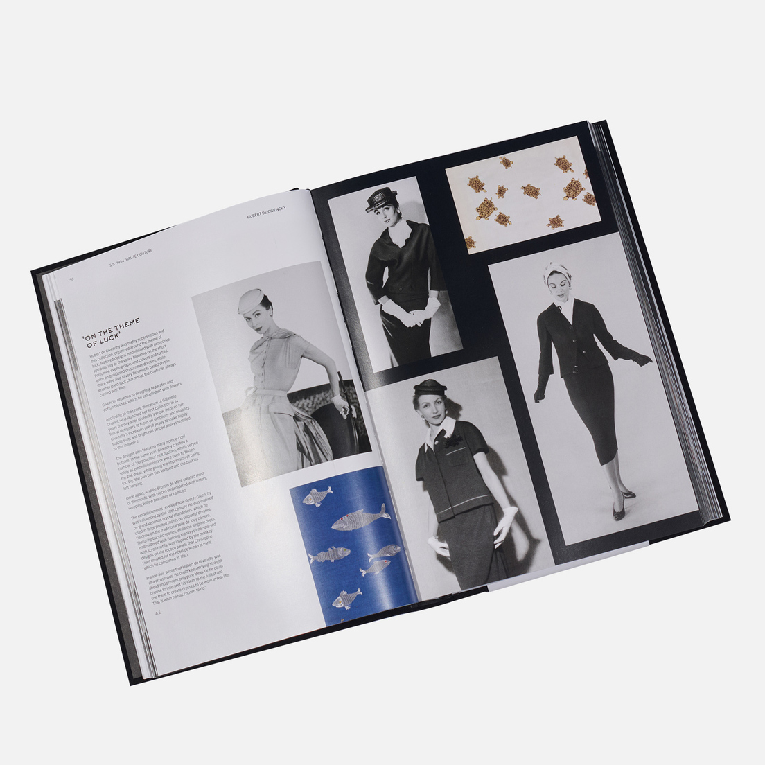 Thames & Hudson Книга Givenchy Catwalk: The Complete Collections