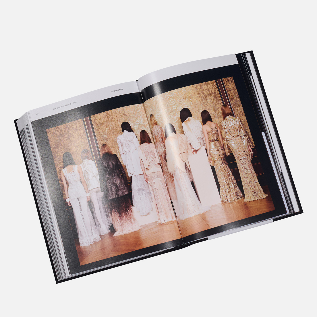 Thames & Hudson Книга Givenchy Catwalk: The Complete Collections