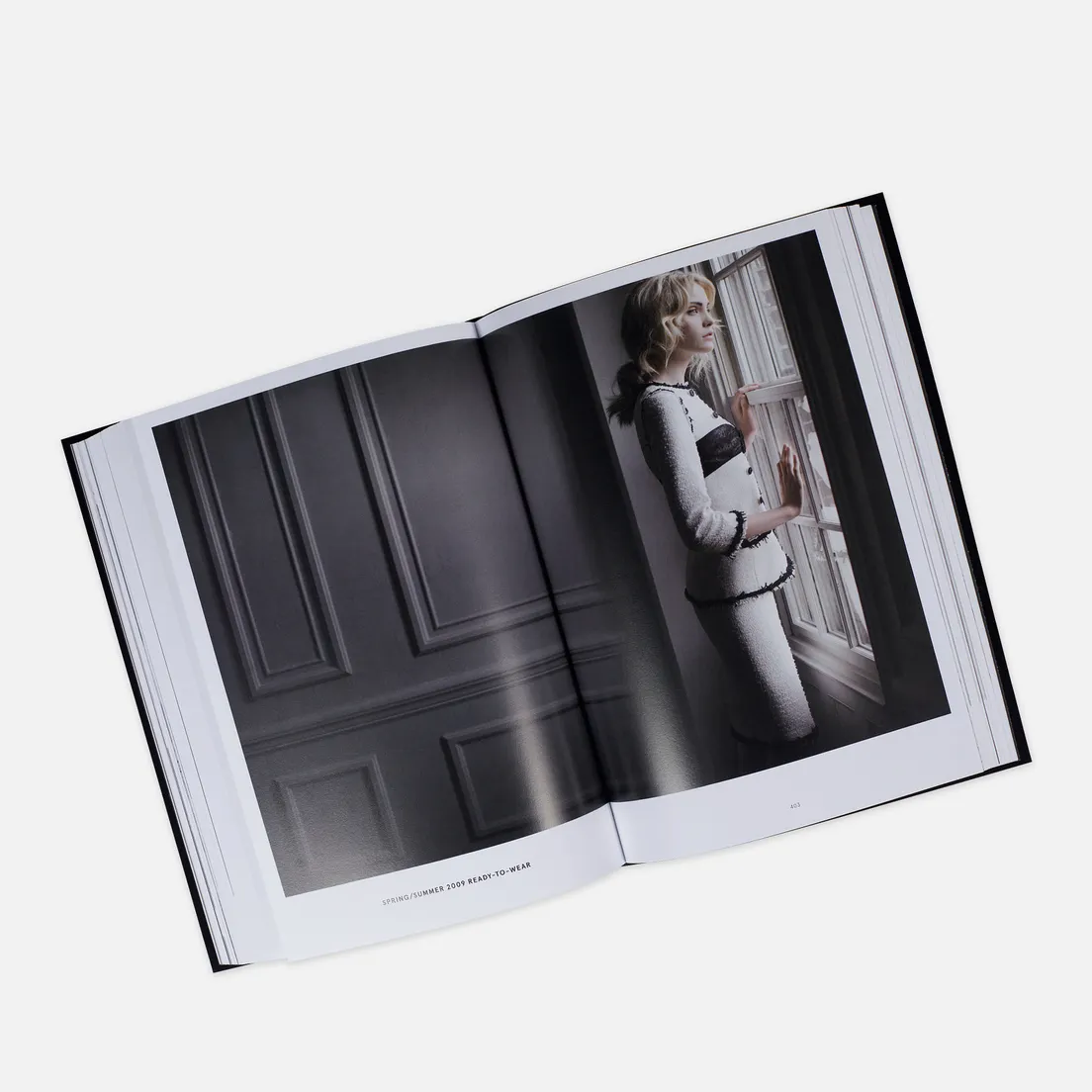 Thames & Hudson Книга Chanel: The Karl Lagerfeld Campaigns
