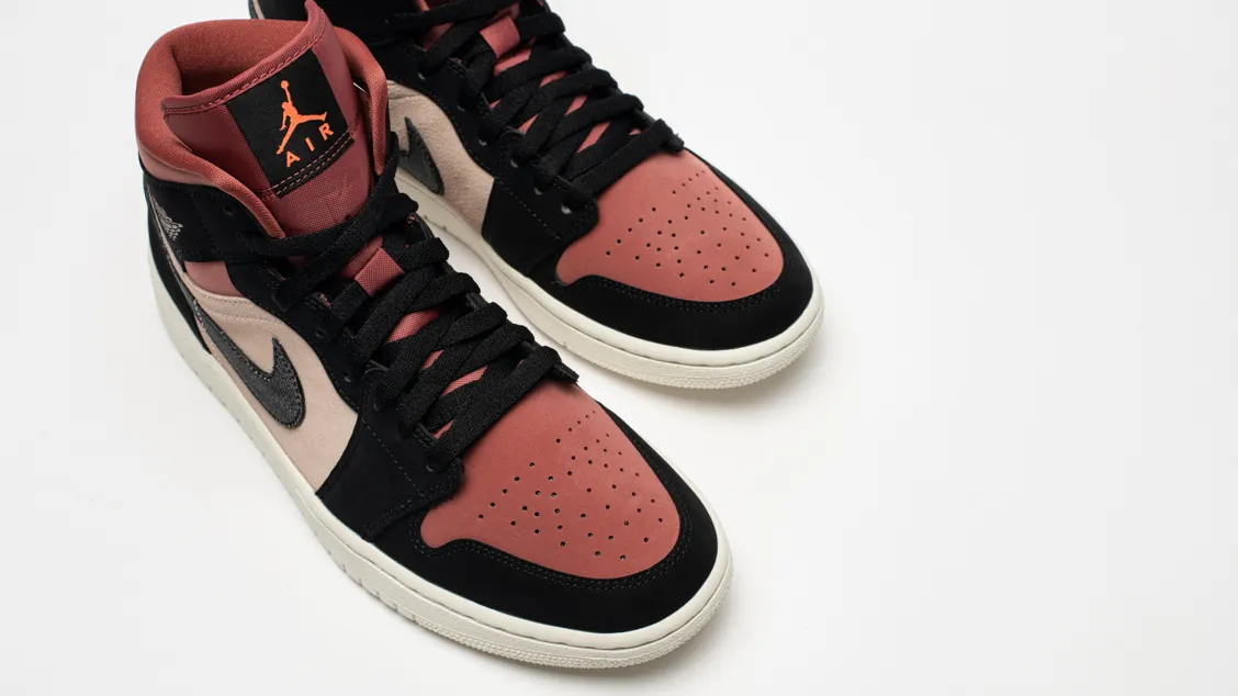Air Jordan 1 Mid Canyon Rust WMNS: зной пустыни