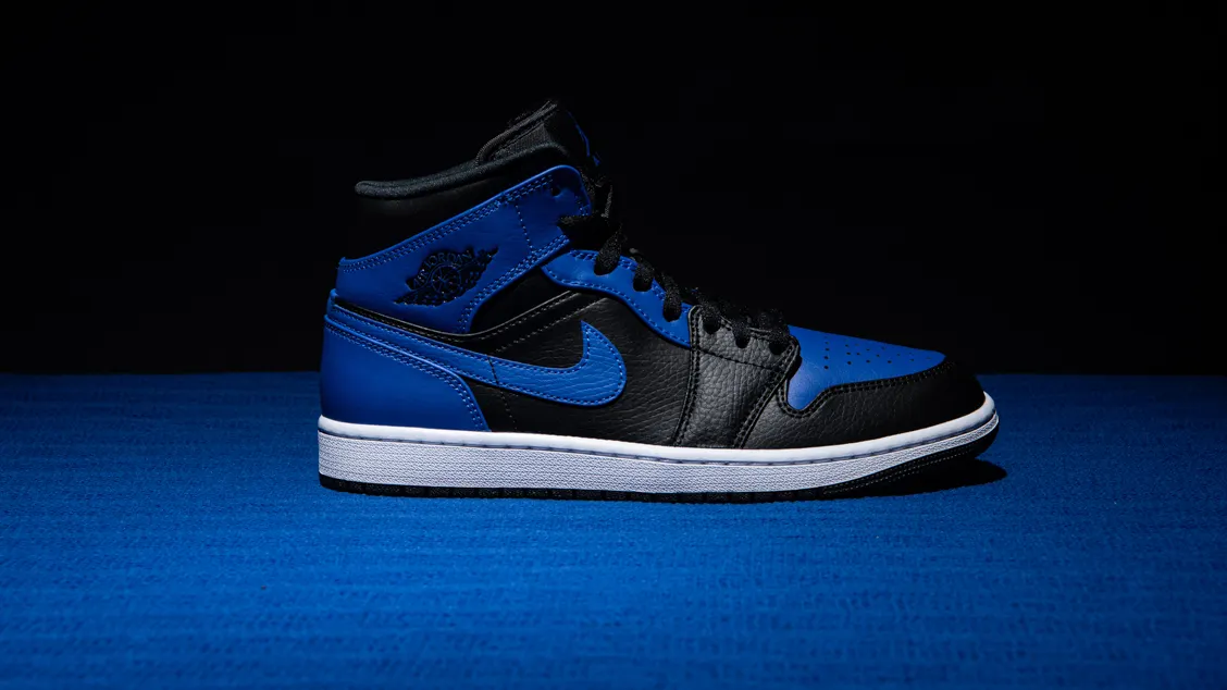 Air Jordan 1 Mid Hyper Royal: сочетание чёрного и синего