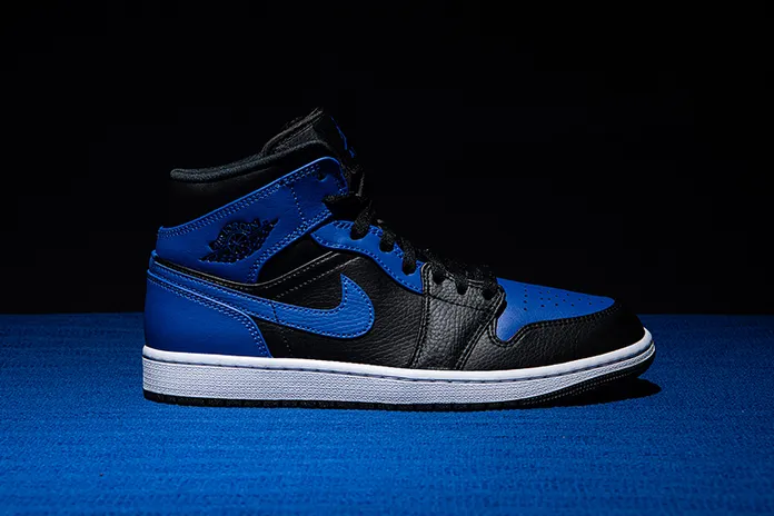 Air Jordan 1 Mid Hyper Royal: сочетание чёрного и синего