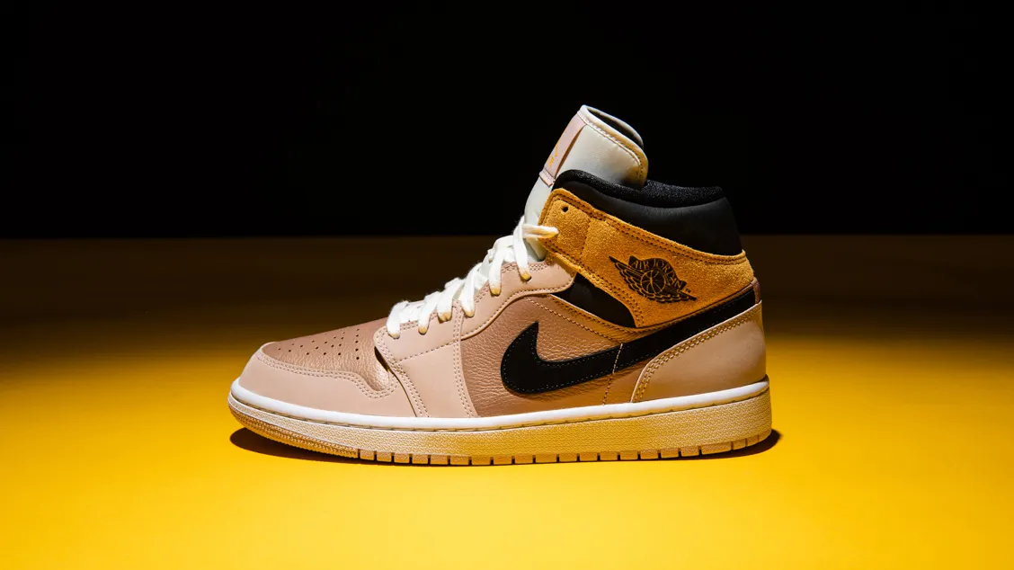 Air Jordan 1 Mid SE Particle Beige WMNS: в оттенках бежевого