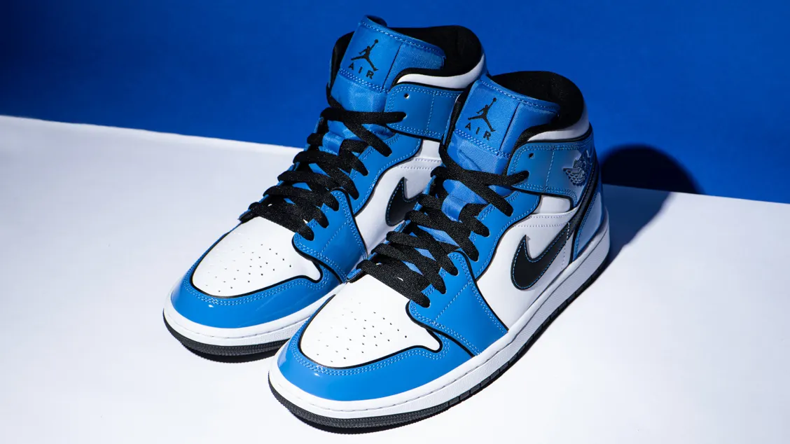 Air Jordan 1 Mid SE Signal Blue: праздничная расцветка