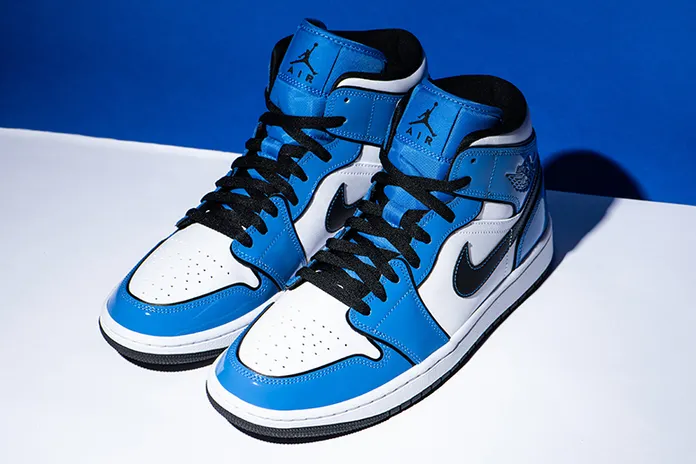 Air Jordan 1 Mid SE Signal Blue: праздничная расцветка
