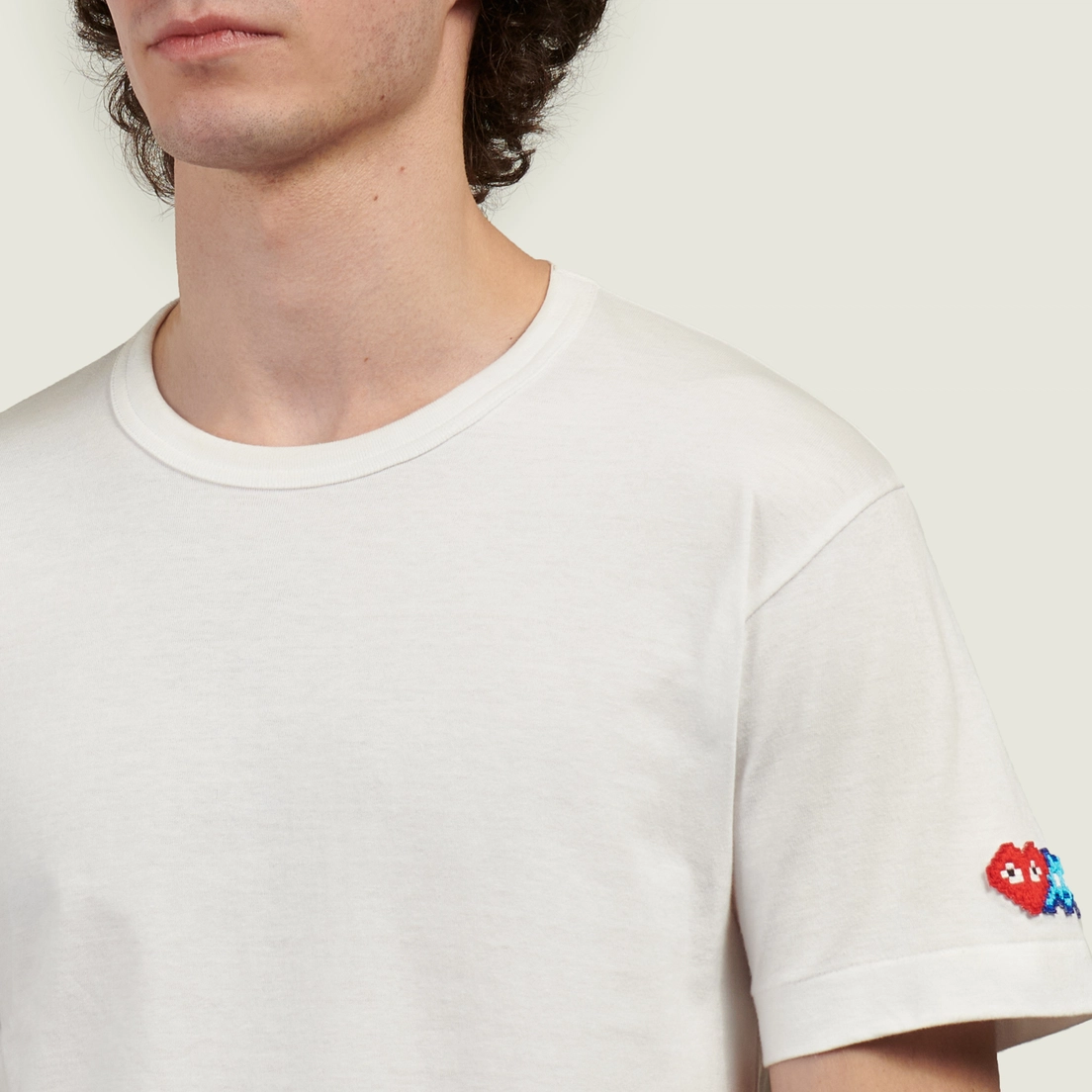 Comme des Garcons Play Мужская футболка x Invader Emblem Sleeve