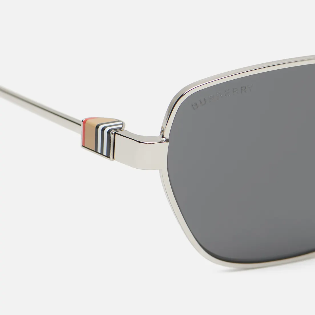 Burberry Солнцезащитные очки BE3146