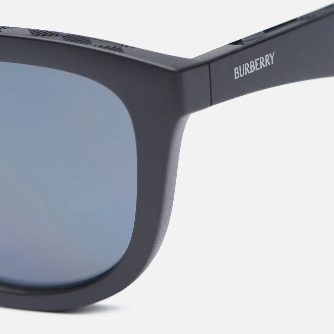 Burberry Солнцезащитные очки BE4459U Polarized