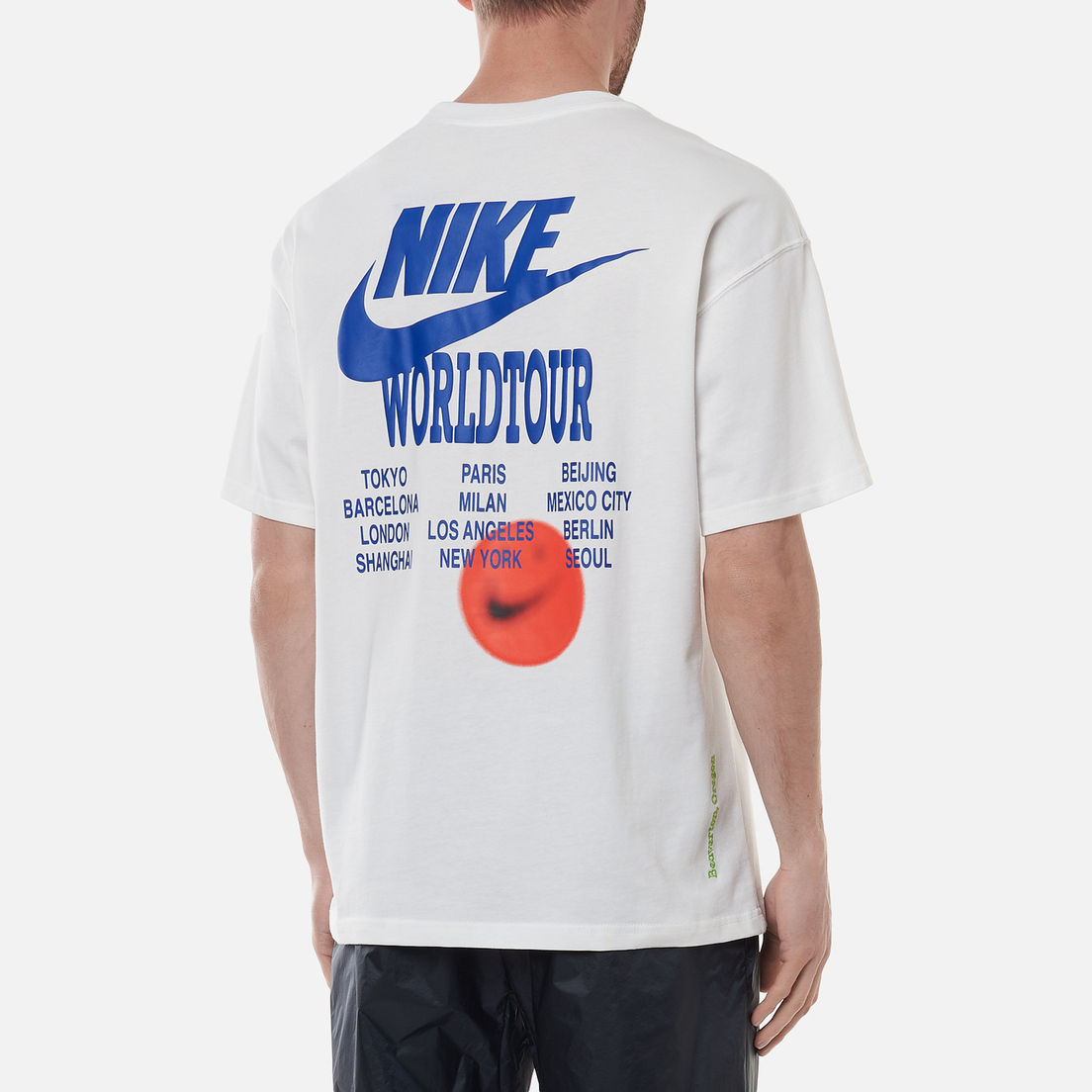 Футболки world. Nike World Tour футболка. Футболка Nike m BSW Tee World Tour 2. Футболка Nike Helloween. Розовая футболка Nike World Tour.