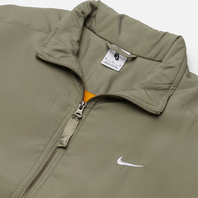 Мужская куртка Nike, цвет оливковый, размер S DN1266-320 Solo Swoosh Satin - фото 2