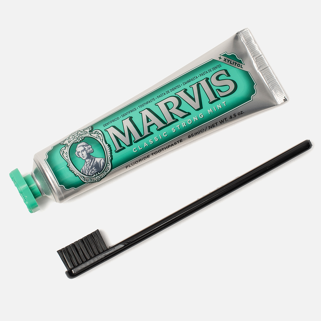 Marvis Дорожный набор Medium Nylon Toothbrush & Classic Strong Mint + Xylitol