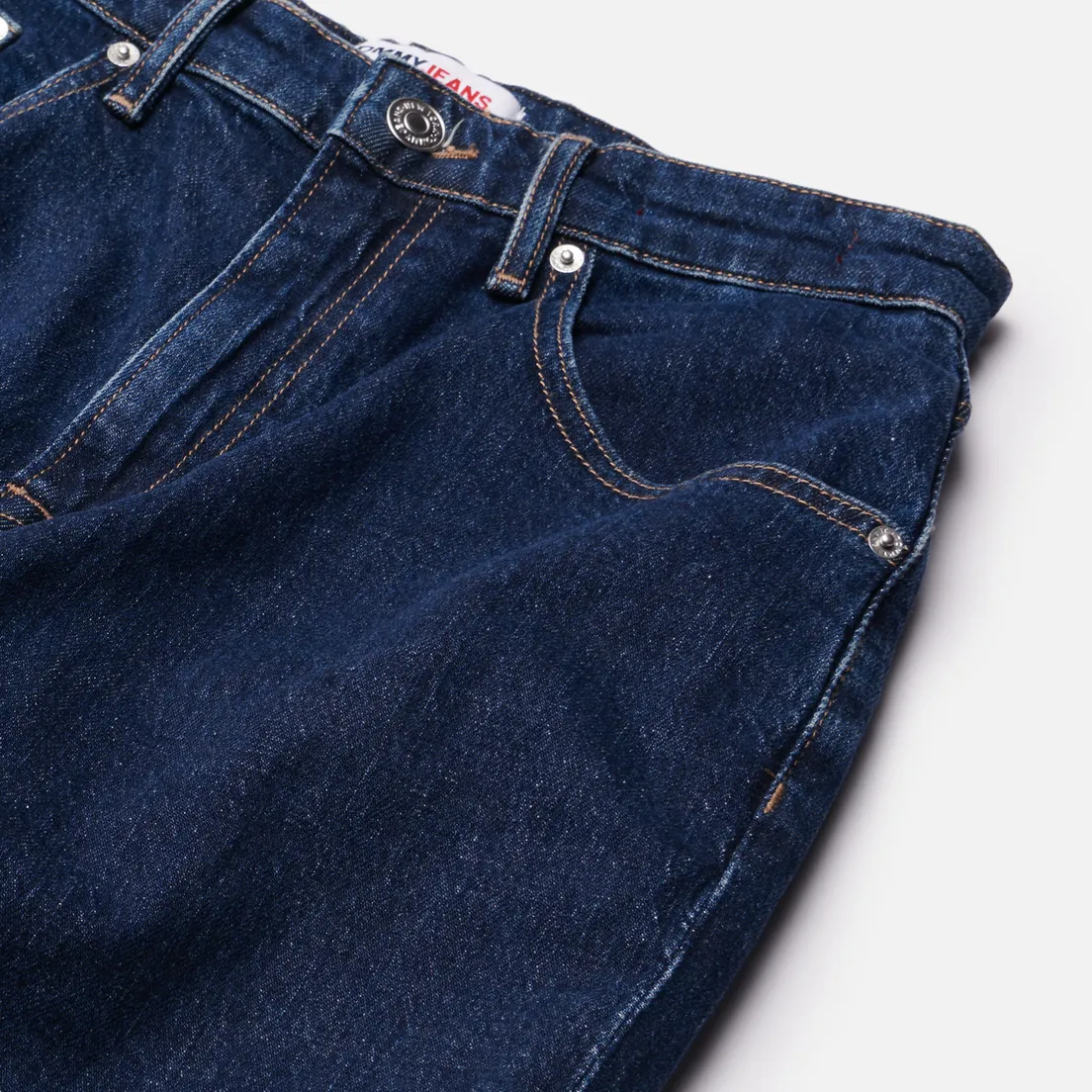 Tommy Jeans Женские джинсы Mom Ultra High Rise Tapered BE551