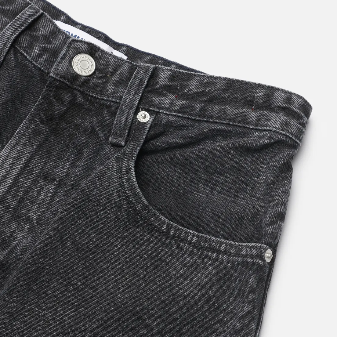 Tommy Jeans Женские джинсы Mom Ultra High Rise Tapered Faded BE572