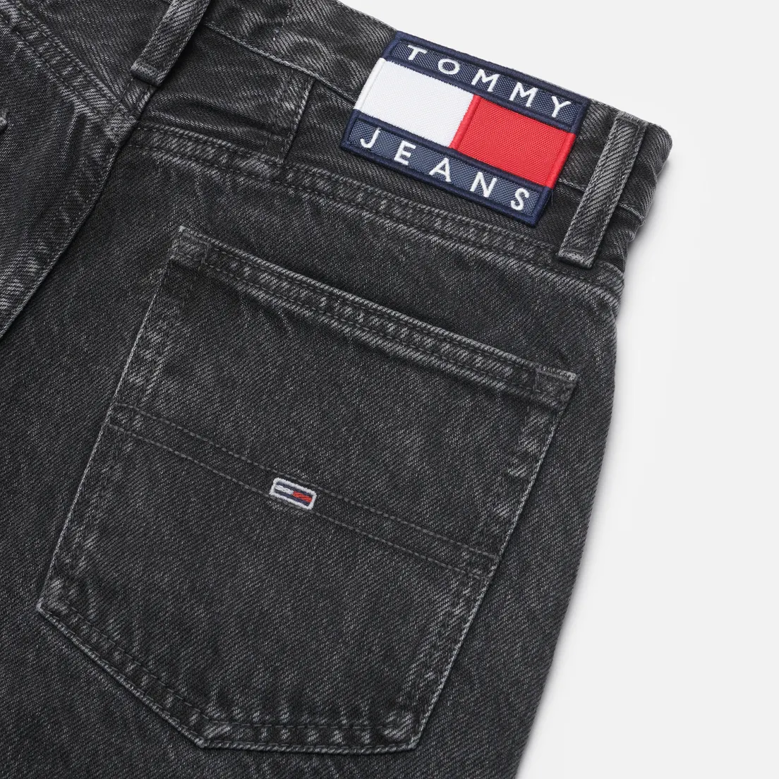 Tommy Jeans Женские джинсы Mom Ultra High Rise Tapered Faded BE572