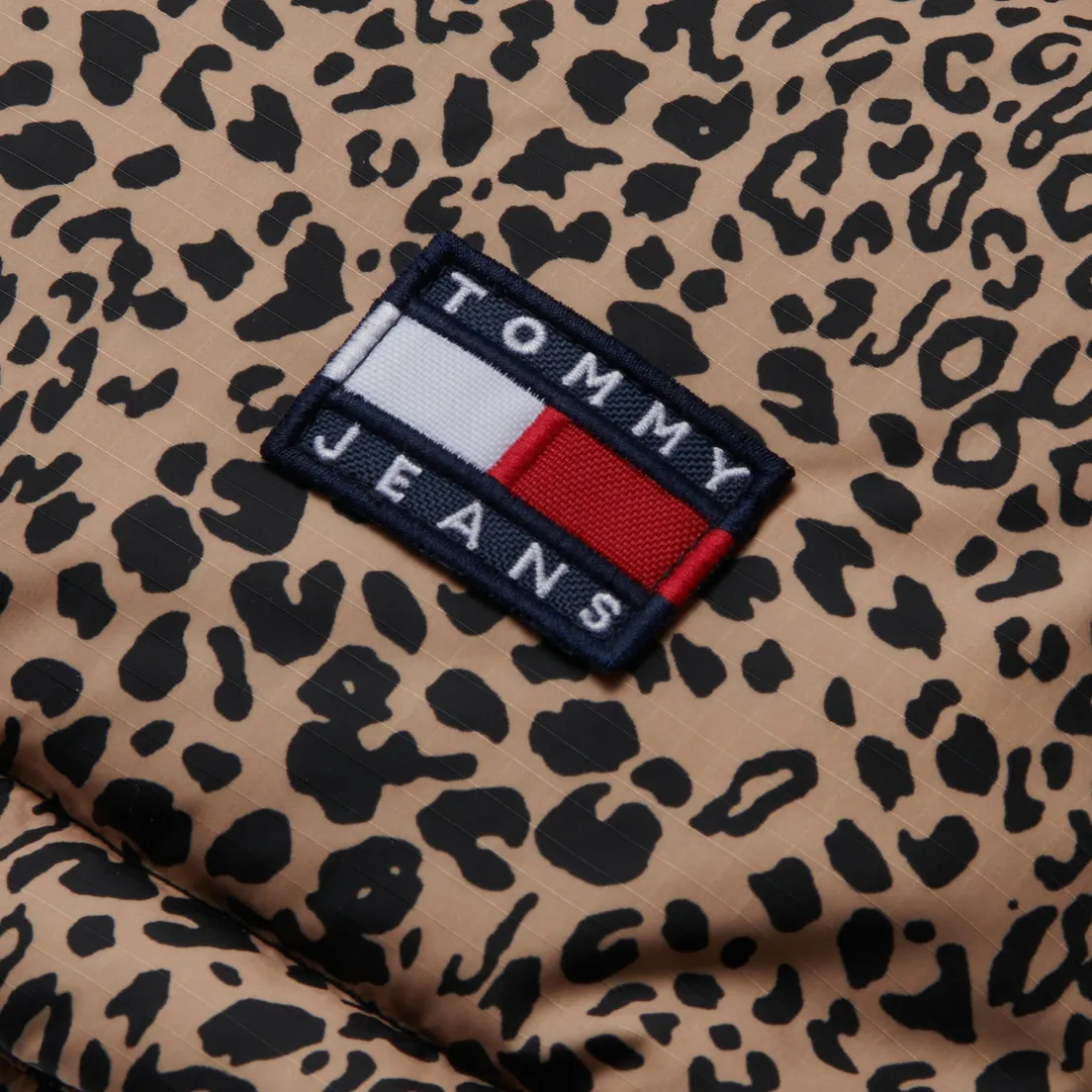 Tommy Jeans Женский пуховик Colorblock Leo Alaska Puffer