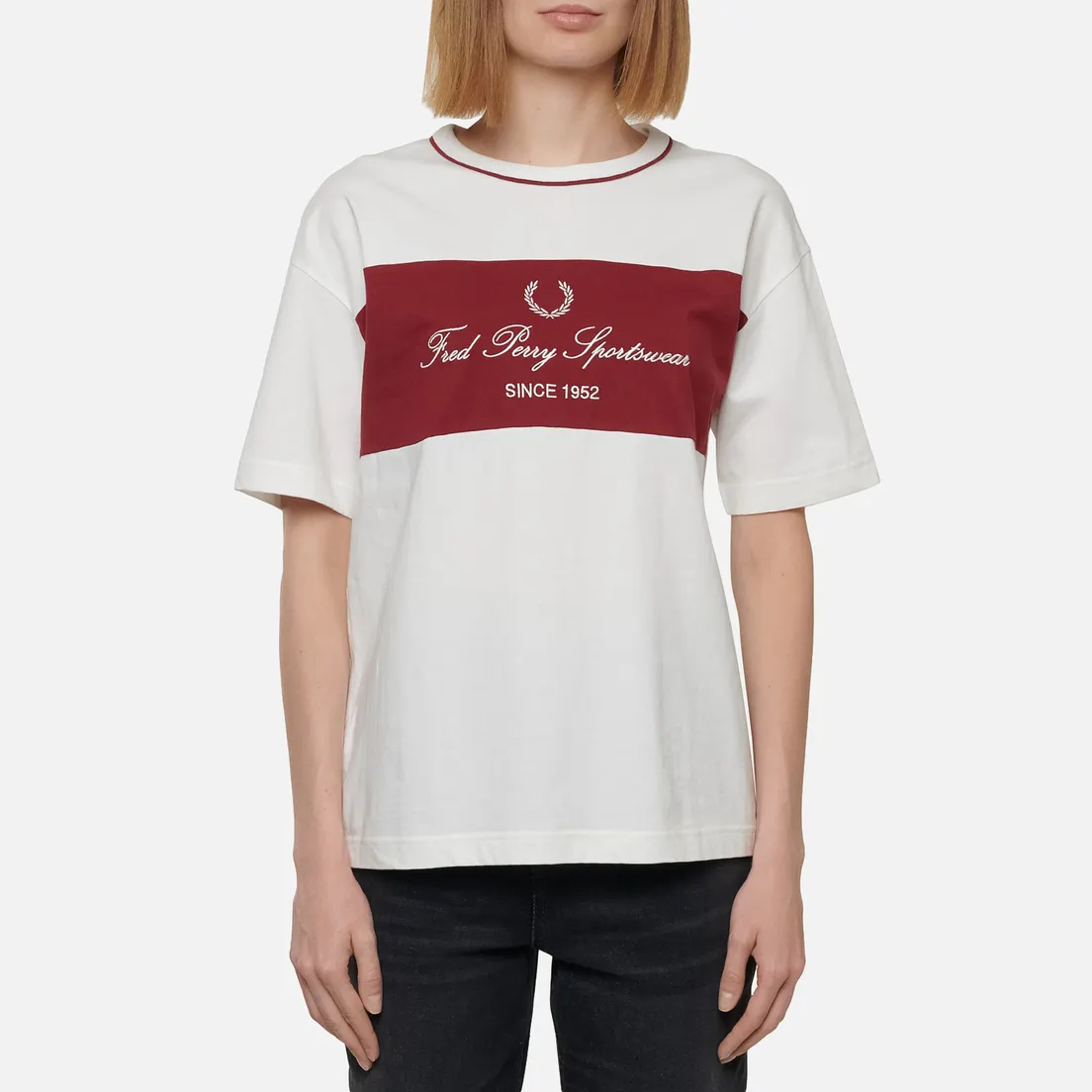 Fred Perry Женская футболка Modernist Streetwear Embroidered Panel