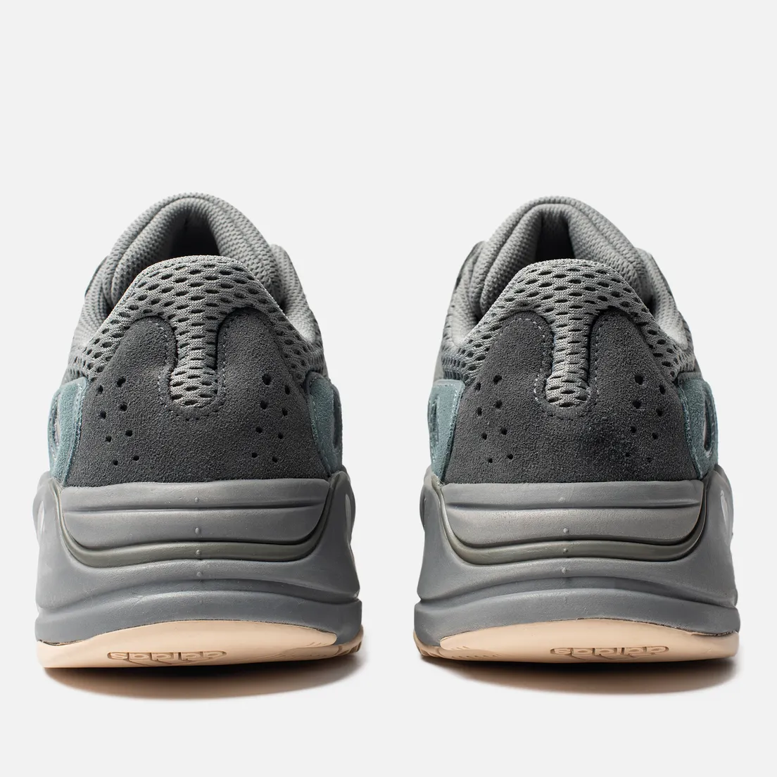 adidas Originals Кроссовки YEEZY Boost 700