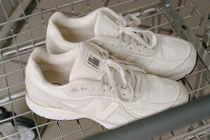 New Balance × Stussy 990v4: кремовые реки