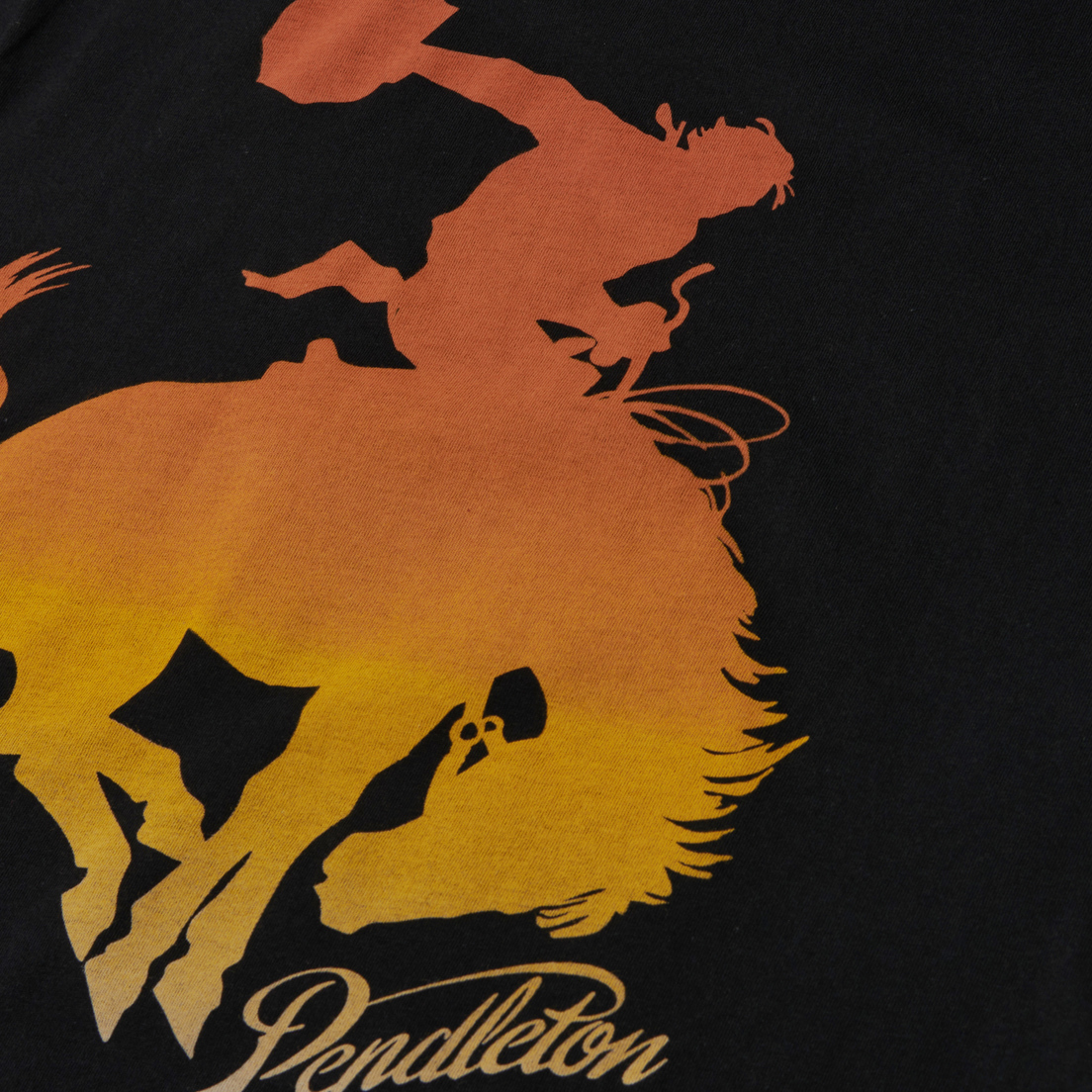 Pendleton Мужская футболка Ombre Bucking Horse Graphic