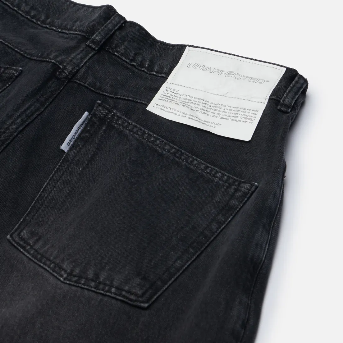 UNAFFECTED Мужские джинсы One Tuck Wide Denim SS24