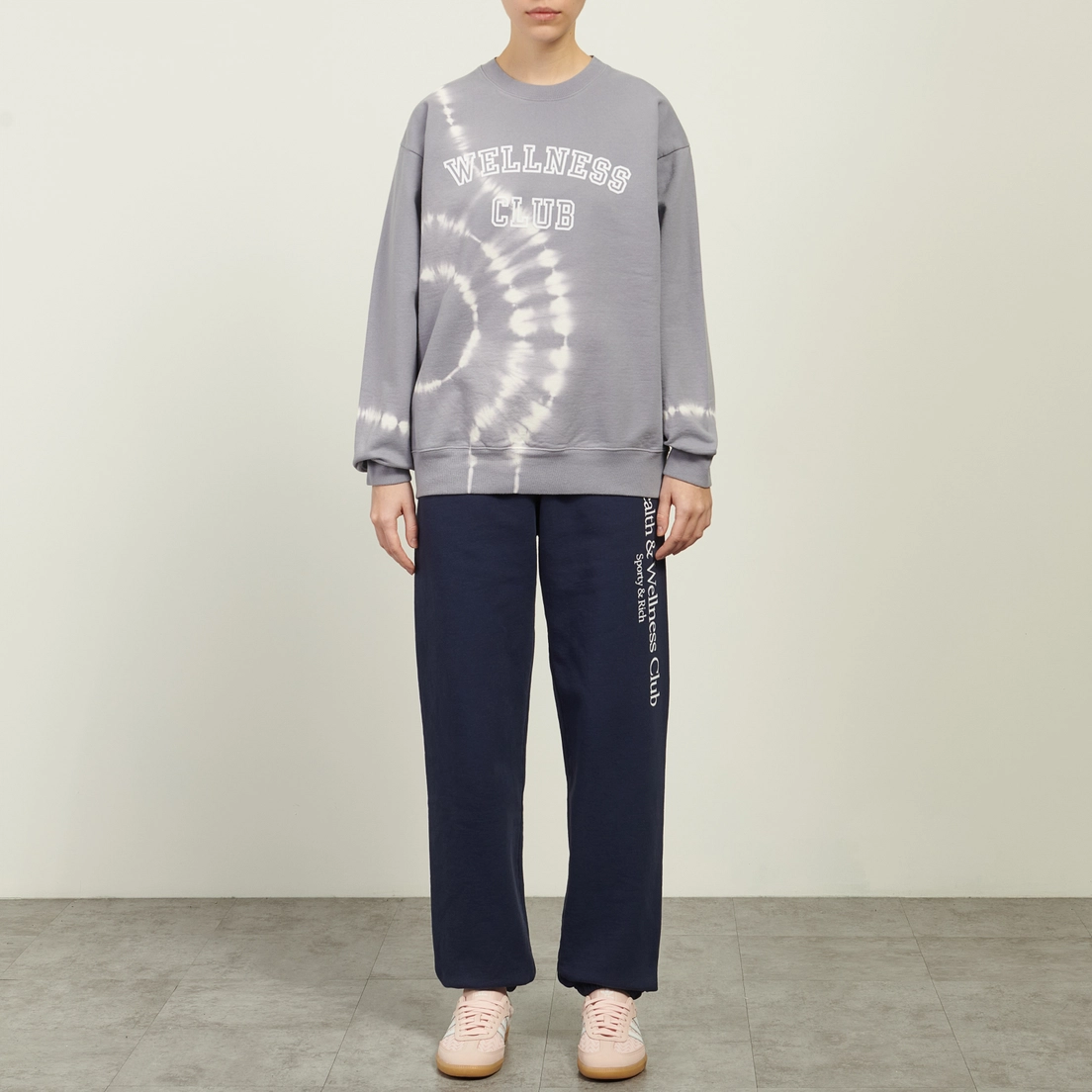 Sporty & Rich Женская толстовка Wellness Club Flocked Crewneck