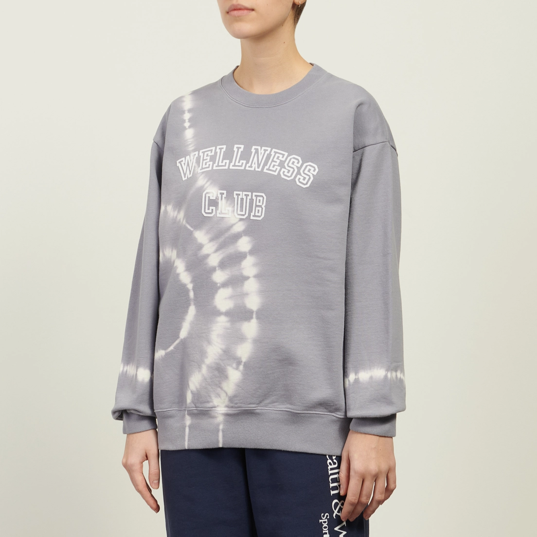 Sporty & Rich Женская толстовка Wellness Club Flocked Crewneck