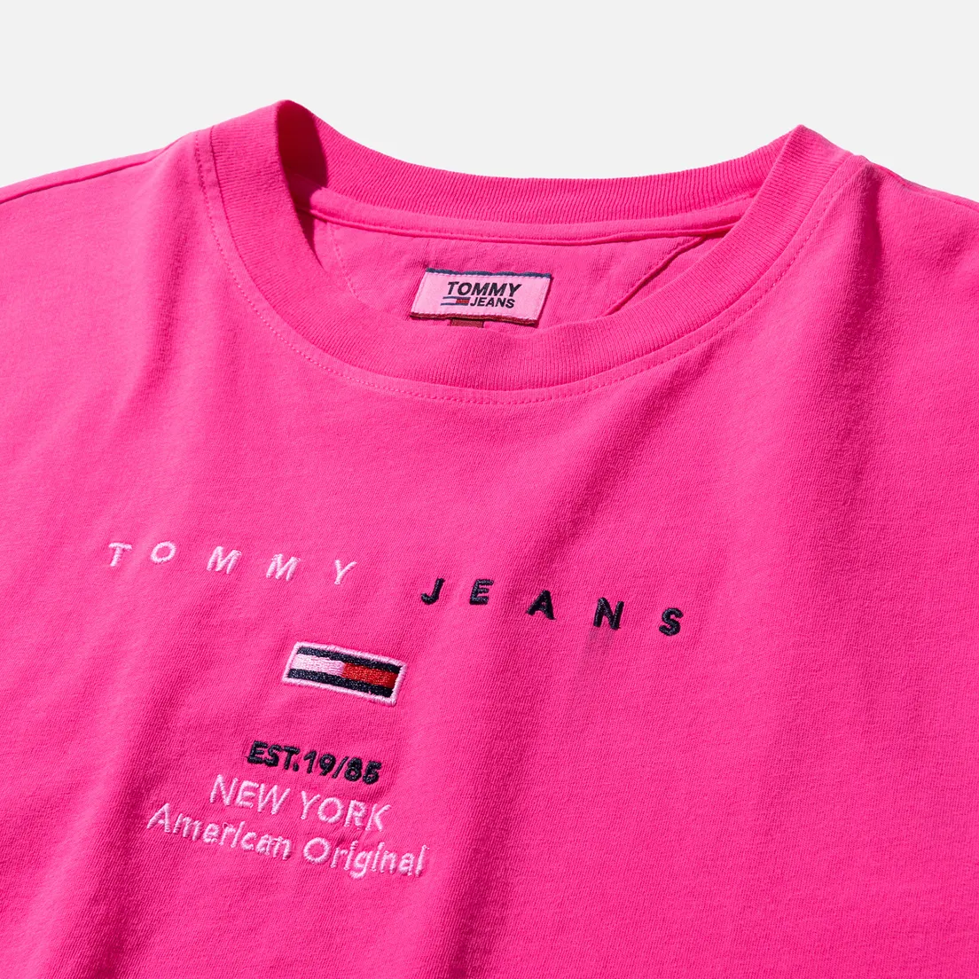 Tommy Jeans Женская футболка Small Logo Text 1985 Cropped Fit