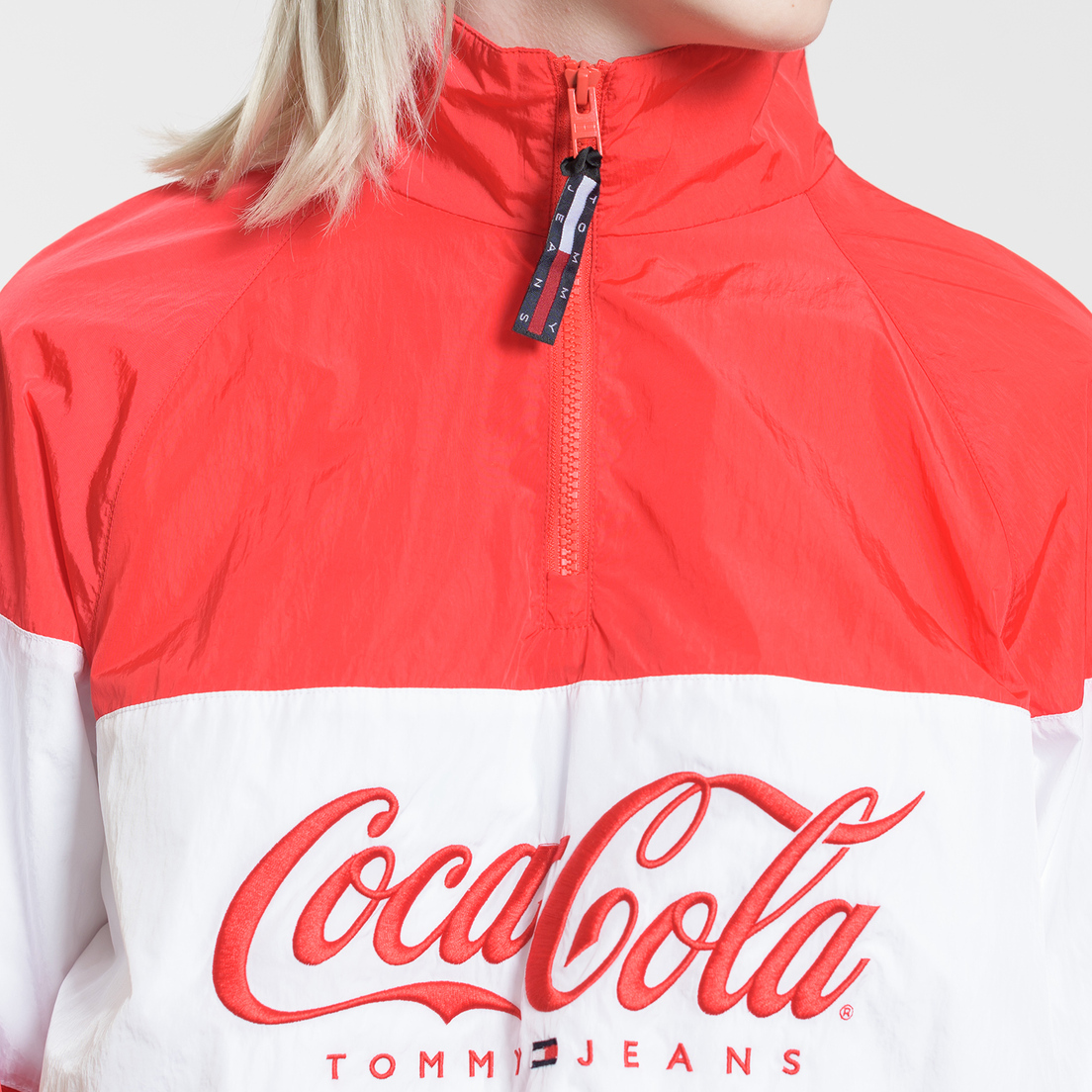 Tommy Jeans Женская куртка анорак x Coca-Cola Logo