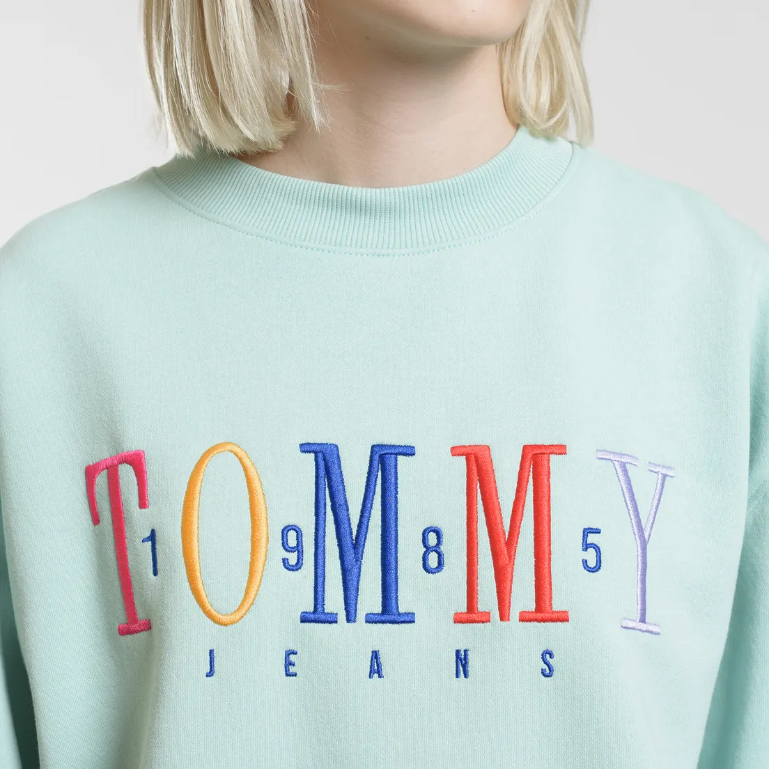 Tommy Jeans Женская толстовка Multicolor Embroidery Crew 1985