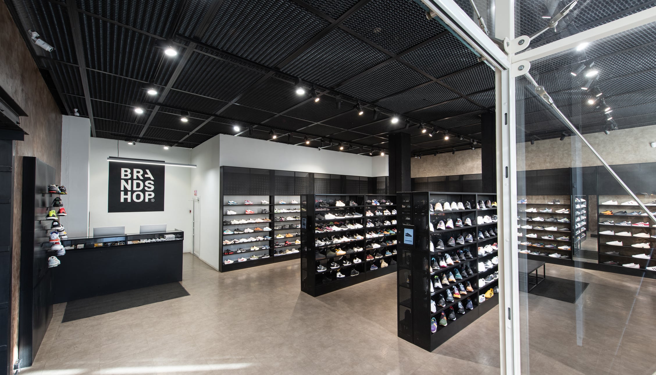 Брендшоп Sneaker store Брендшоп Sneaker store